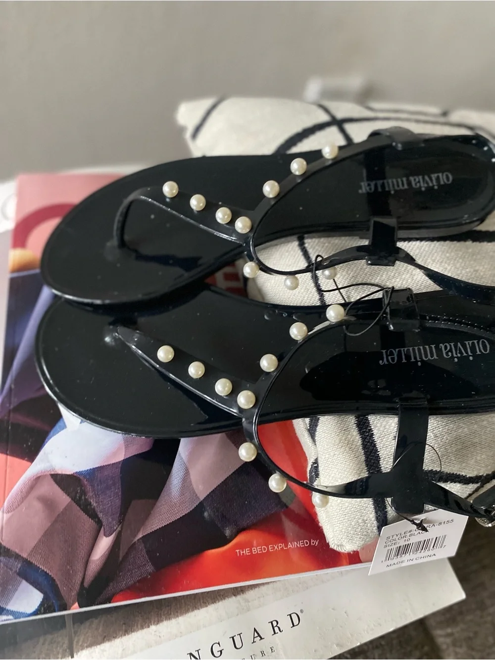 Black Pearl-Embellished Jelly Sandals - Women - Picture 3 of 7